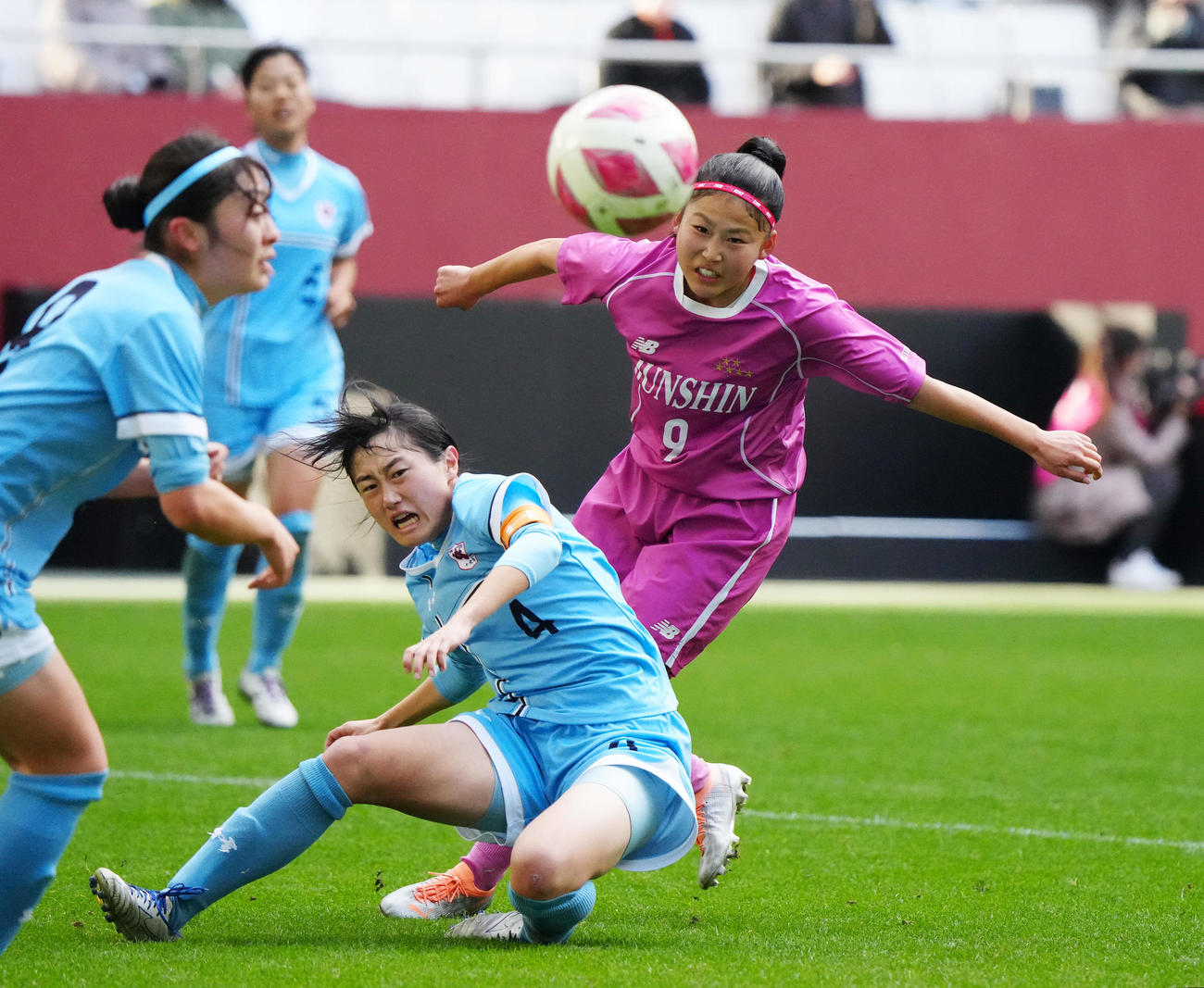 藤枝順心対十文字　前半、シュートを放つ藤枝順心・正野瑠菜（右）と必死に止めに入る十文字・杉山遥菜（中央）（撮影・清水貴仁）