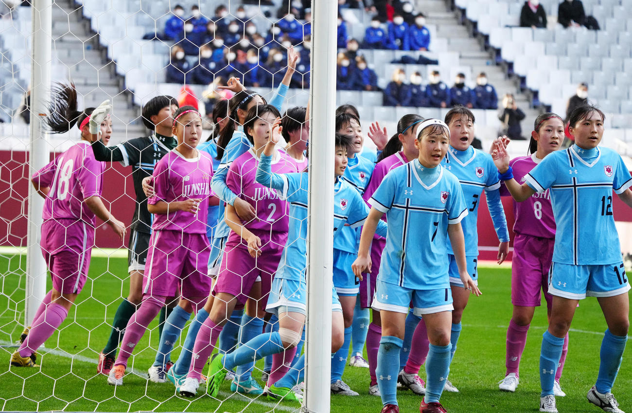 藤枝順心対十文字　前半、藤枝順心のCKで両チームが十文字ゴール前に集まる（撮影・清水貴仁）