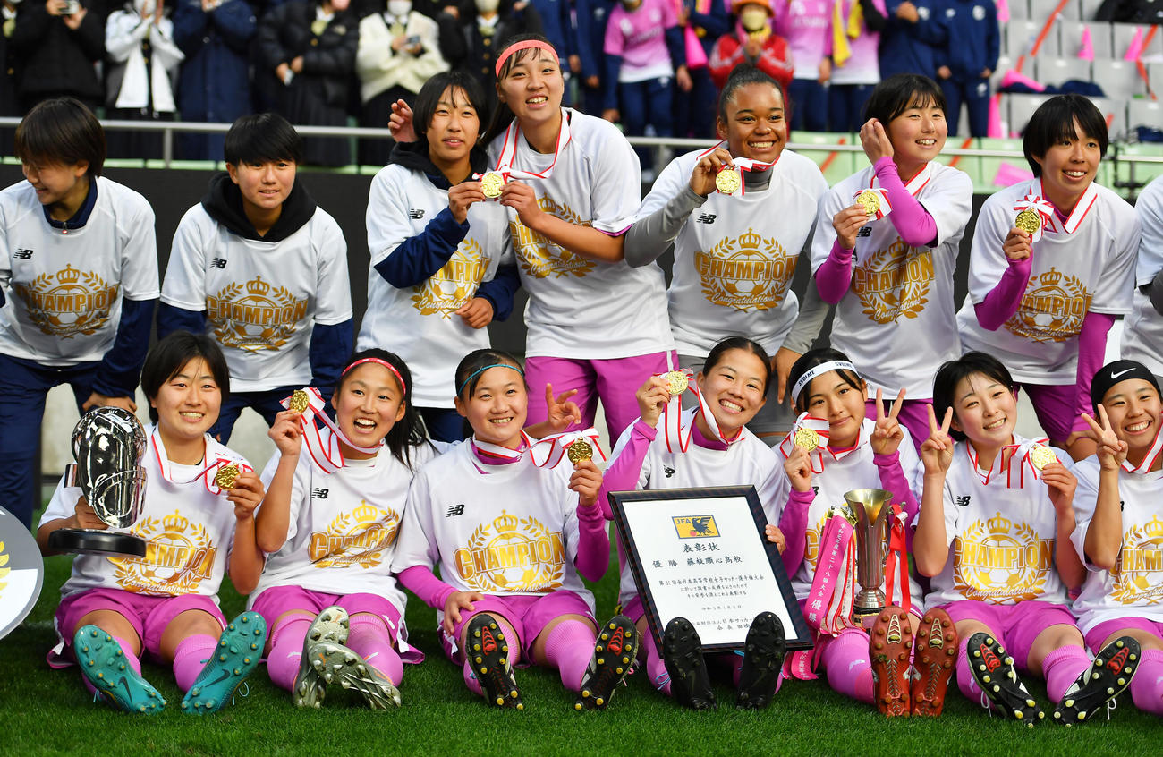 藤枝順心対十文字　日本一となり応援団とともに記念撮影を行う藤枝順心の選手ら（撮影・清水貴仁）