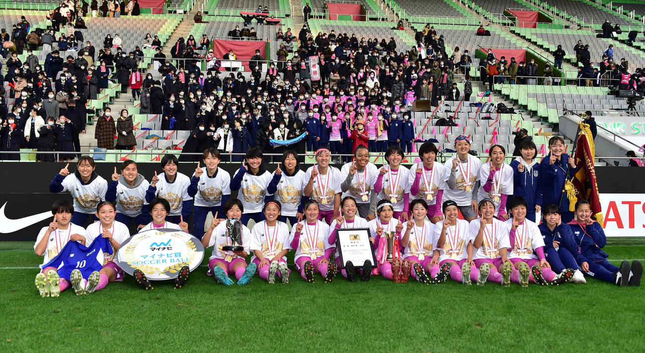 藤枝順心対十文字　日本一となり応援団とともに記念撮影を行う藤枝順心の選手ら（撮影・清水貴仁）