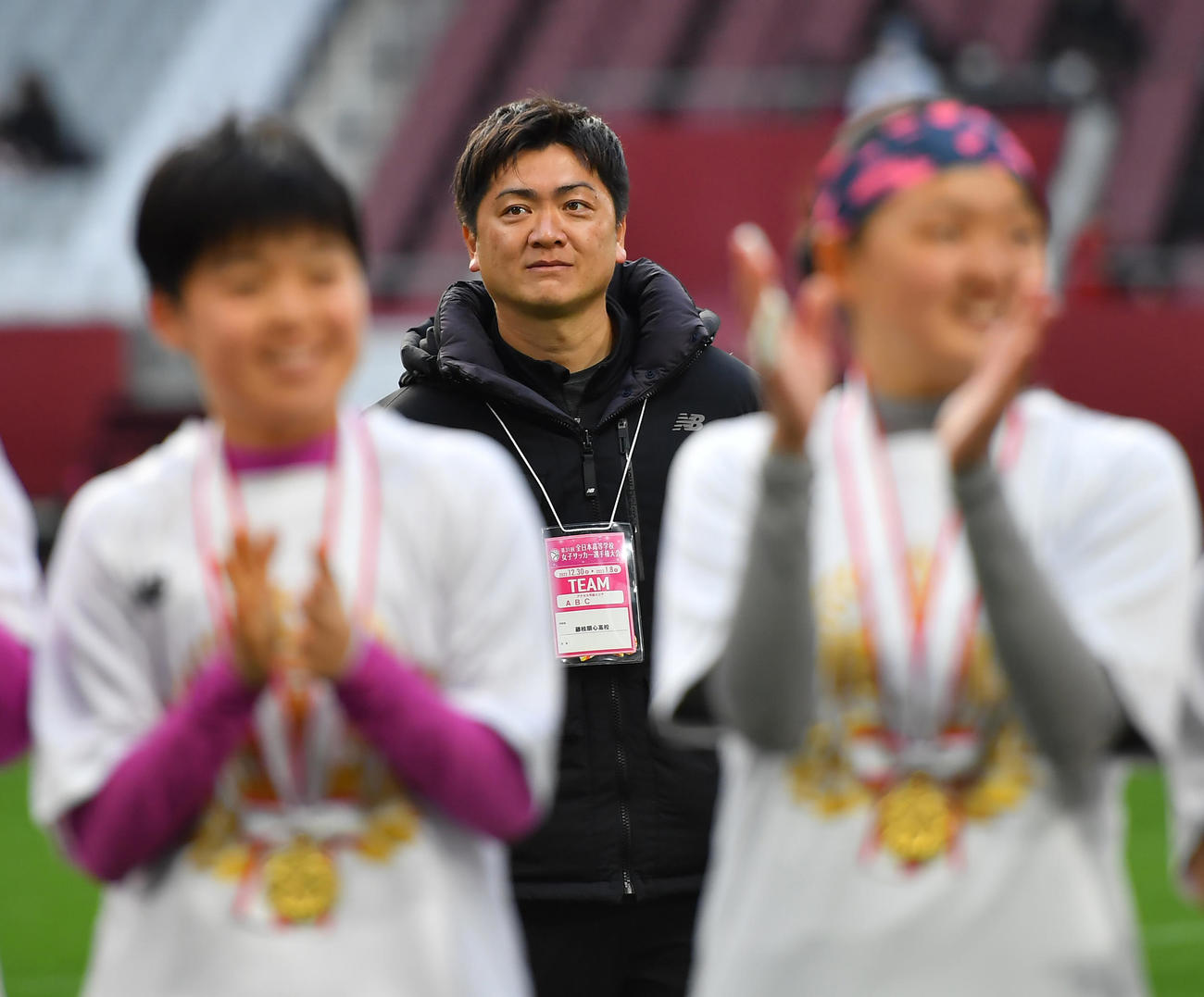 藤枝順心対十文字　応援団のもとへ選手とともに挨拶に向かう藤枝順心の中村翔監督（中央）（撮影・清水貴仁）
