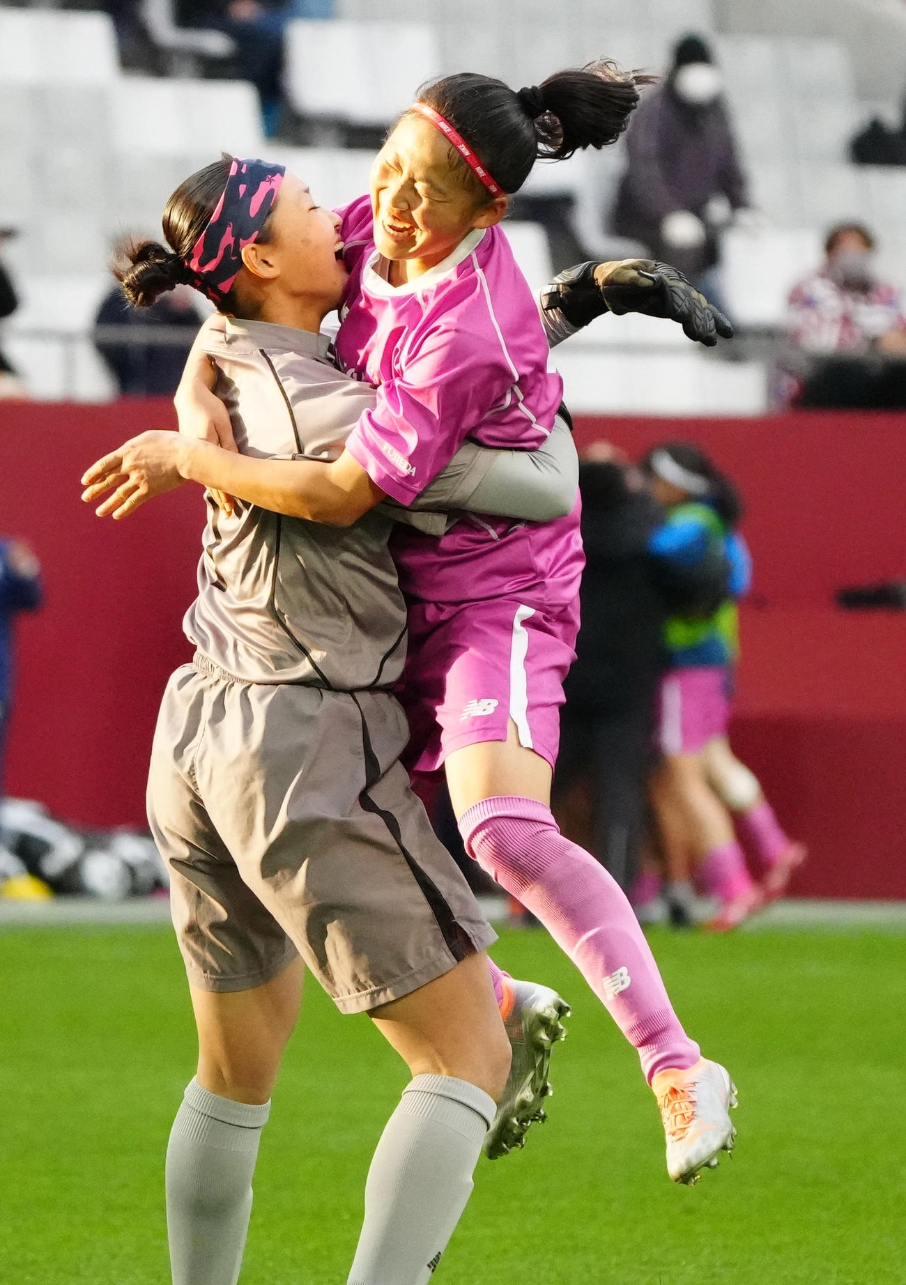 全日本高校女子サッカー選手権大会決勝　藤枝順心対十文字　日本一となり抱き合って喜ぶ藤枝順心GK菊地優杏（左）と正野瑠菜（撮影・清水貴仁）＝2023年1月8日、ノエビアスタジアム神戸