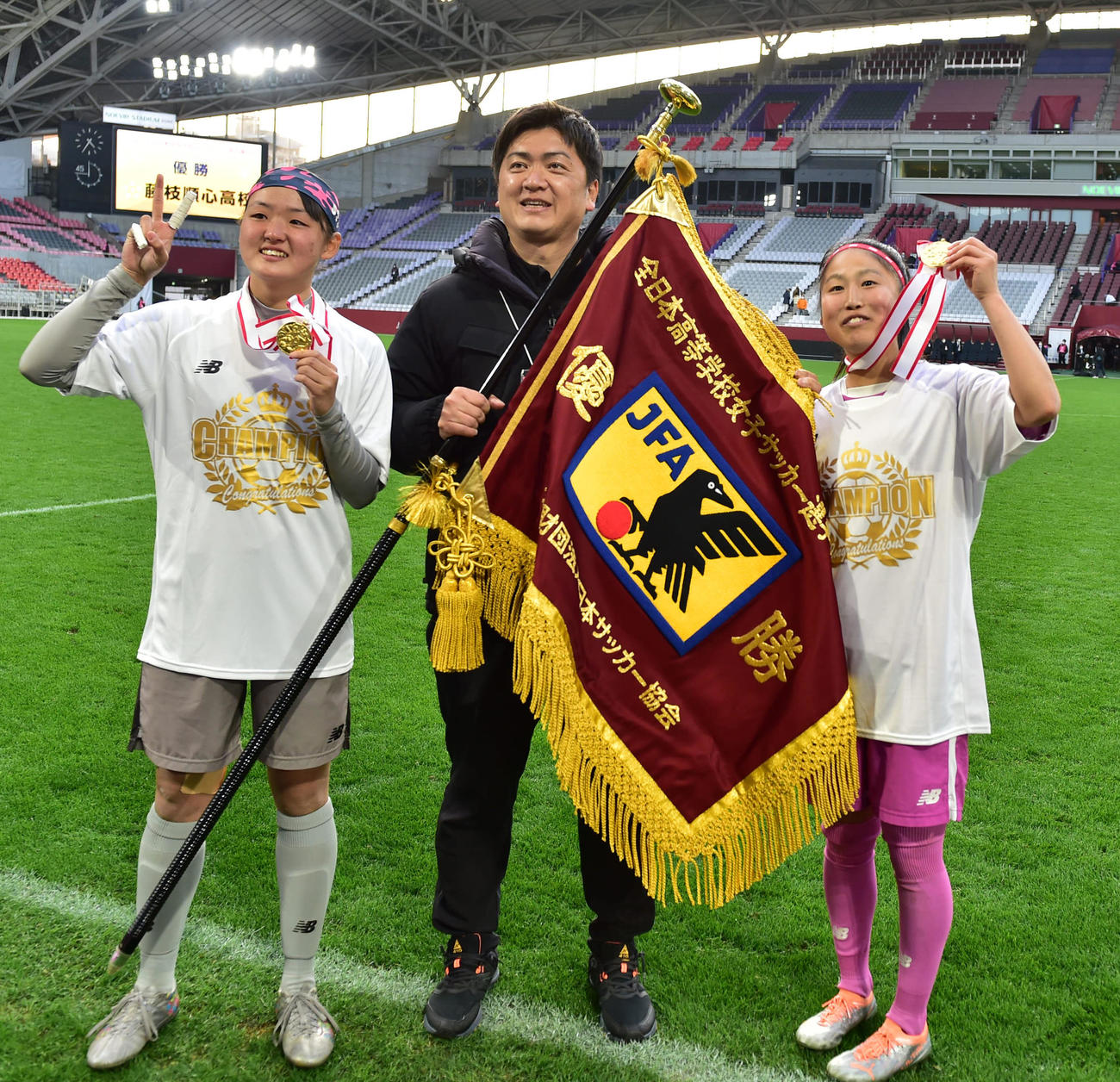 藤枝順心対十文字　試合後記念撮影を行う藤枝順心GK菊地優杏（左）、中村翔監督（中央）、正野瑠菜（撮影・清水貴仁）
