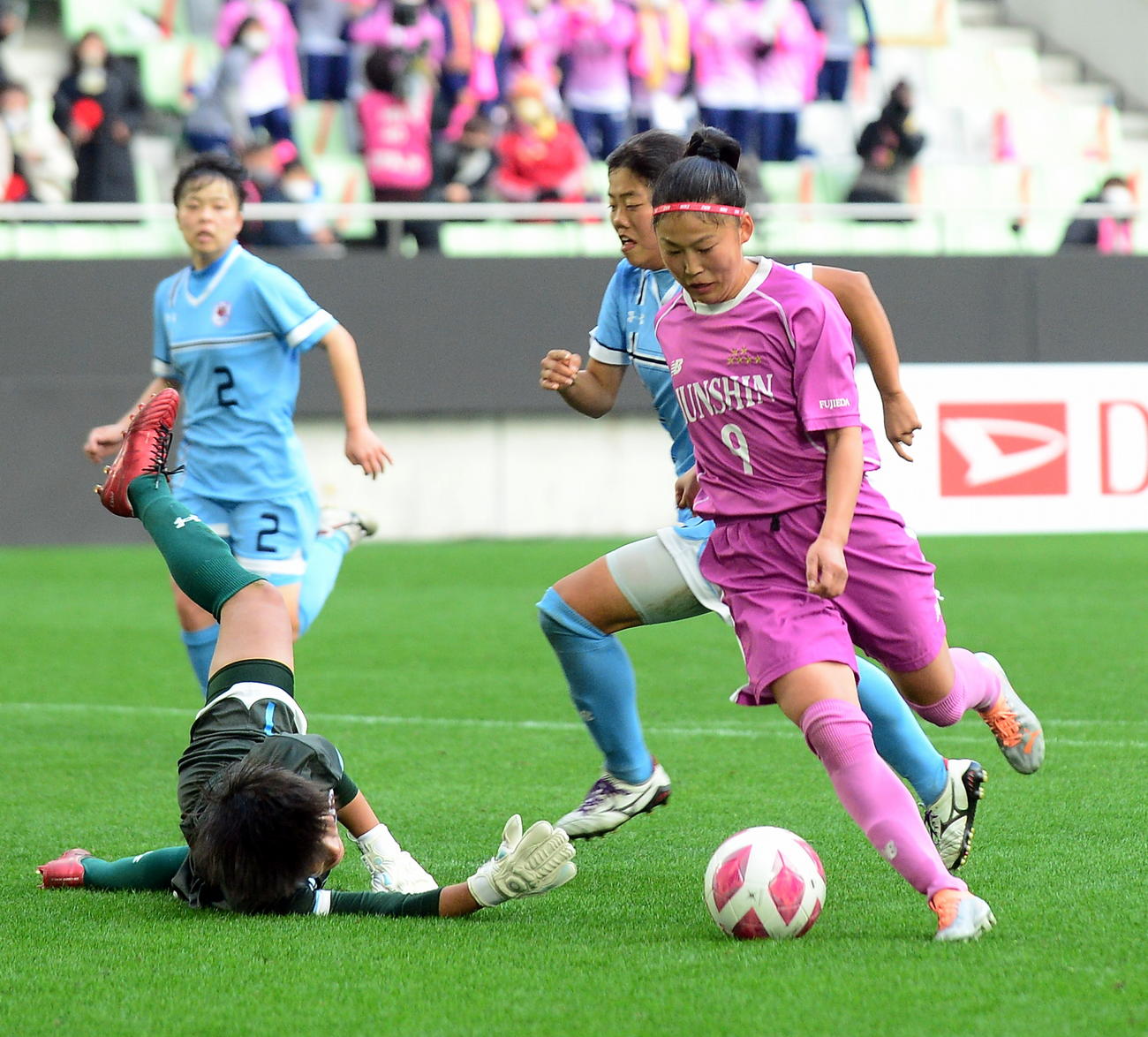 後半23分、GKをかわして先制点を決める藤枝順心・正野（右手前）