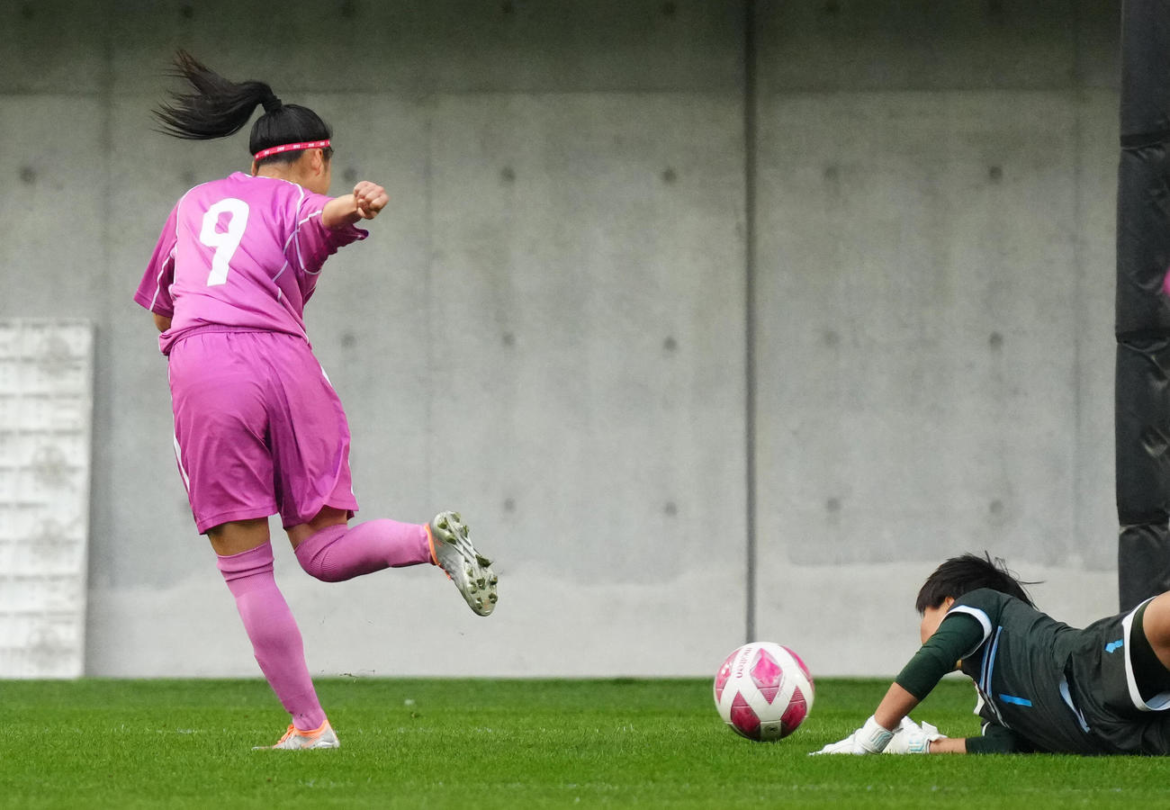 藤枝順心対十文字　後半、十文字GKをかわしゴールを決める藤枝順心・正野瑠菜（左）（撮影・清水貴仁）