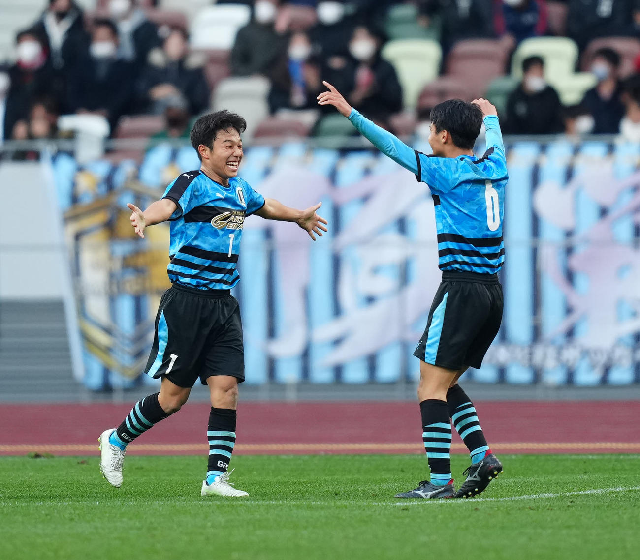 岡山学芸館対東山　後半、この日自身2点目のゴールを決め、歓喜する岡山学芸館・木村匡（左）（撮影・江口和貴）