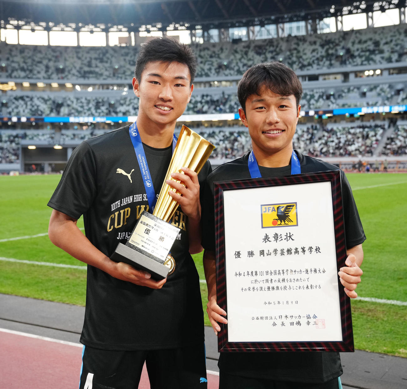 岡山学芸館対東山　試合後、写真に納まる岡山学芸館・井上（左）と木村匡（撮影・江口和貴）