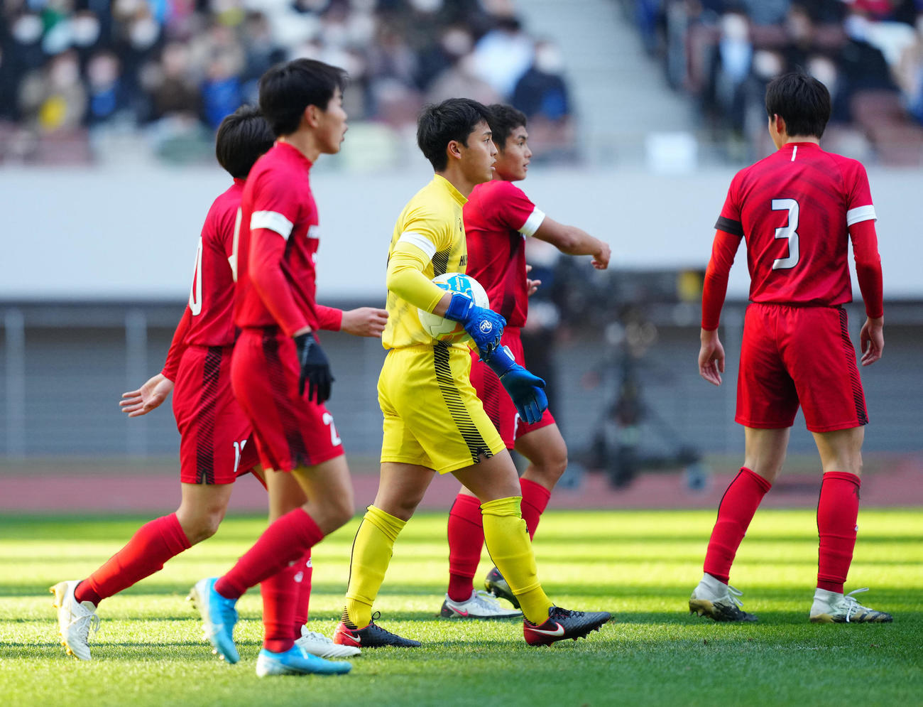 岡山学芸館対東山　前半、オウンゴールで先制点を許した東山の選手たち。中央はGK佐藤（撮影・江口和貴）