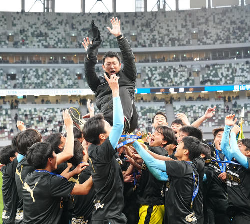 岡山学芸館対東山 初優勝で選手たちに胴上げされる岡山学芸館・高原監督(撮影・江口和貴)