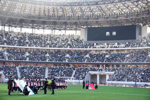 岡山学芸館対東山 試合前、ペレ氏を偲び黙とうする両イレブン(撮影・横山健太)