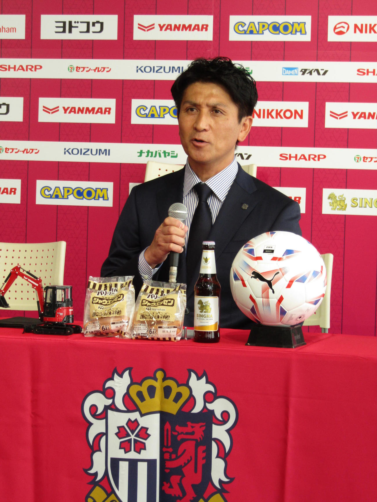 C大阪小菊昭雄監督は8日の新体制会見で抱負を述べる