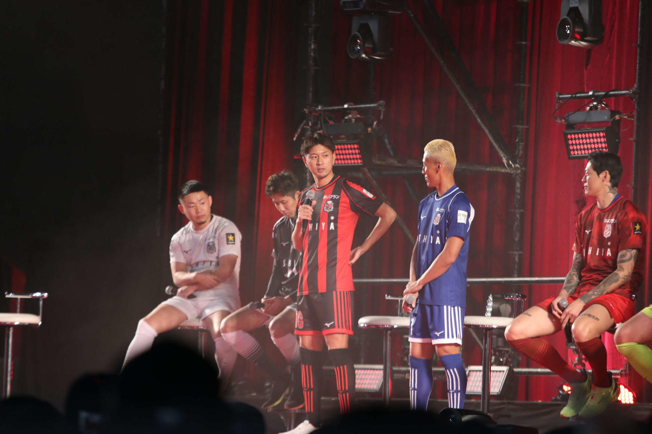 新ユニホームを着用しステージに上がる札幌MF宮沢（中央左）GK菅野（中央右）ら選手たち（撮影・山崎純一）