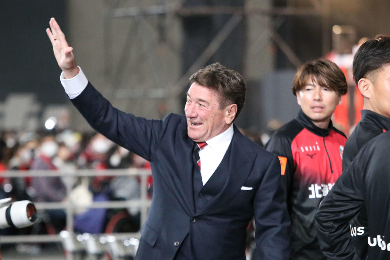 イベント中、サポーターに向けて手を振る札幌ペトロビッチ監督（撮影・山崎純一）
