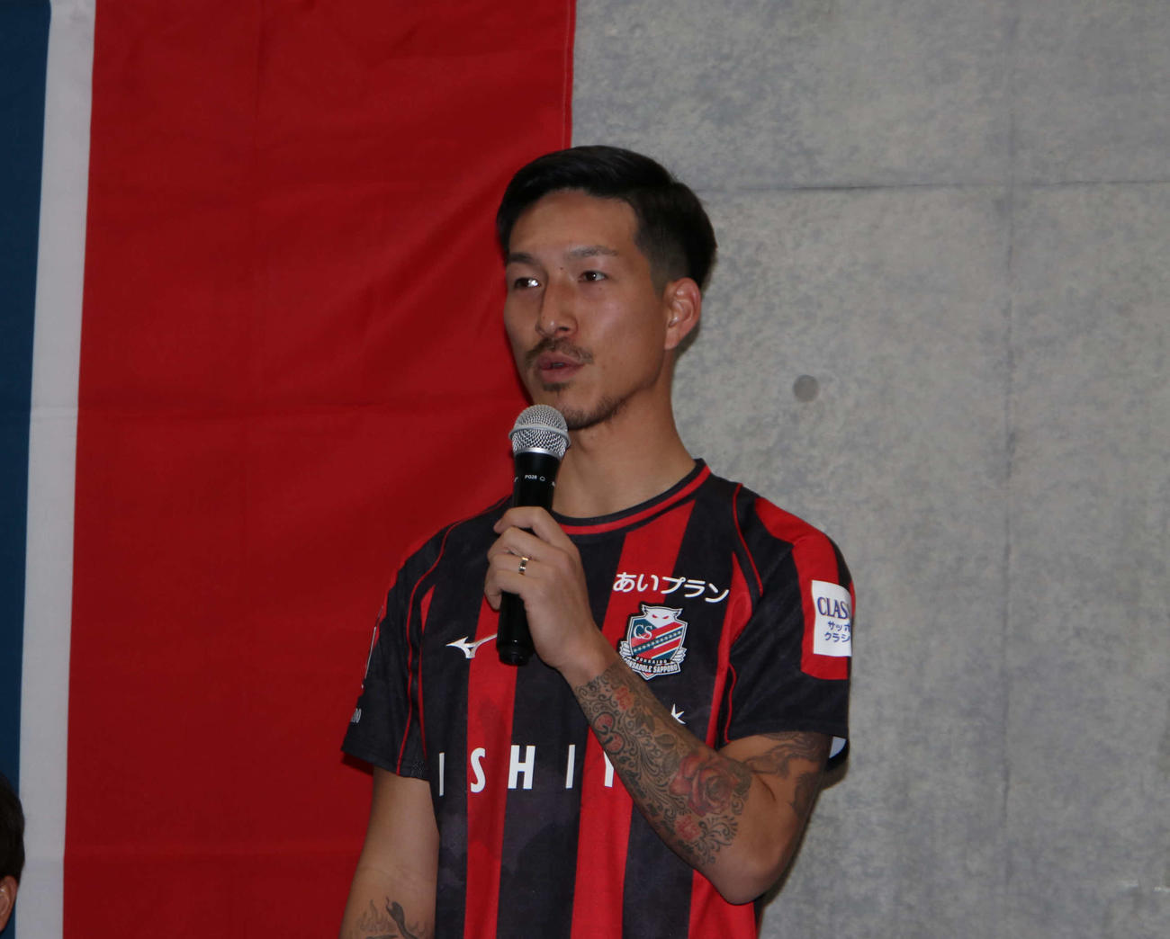 新加入会見であいさつする札幌MF小林（撮影・山崎純一）