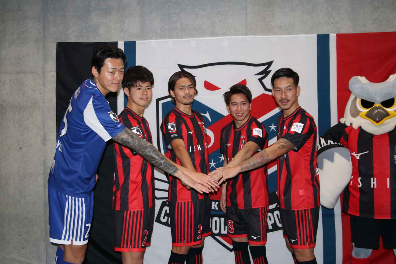 新加入会見に出席した北海道コンサドーレ札幌の5選手。左からGKク・ソンユン、FW大森、DF馬場、MF浅野、MF小林（撮影・山崎純一）