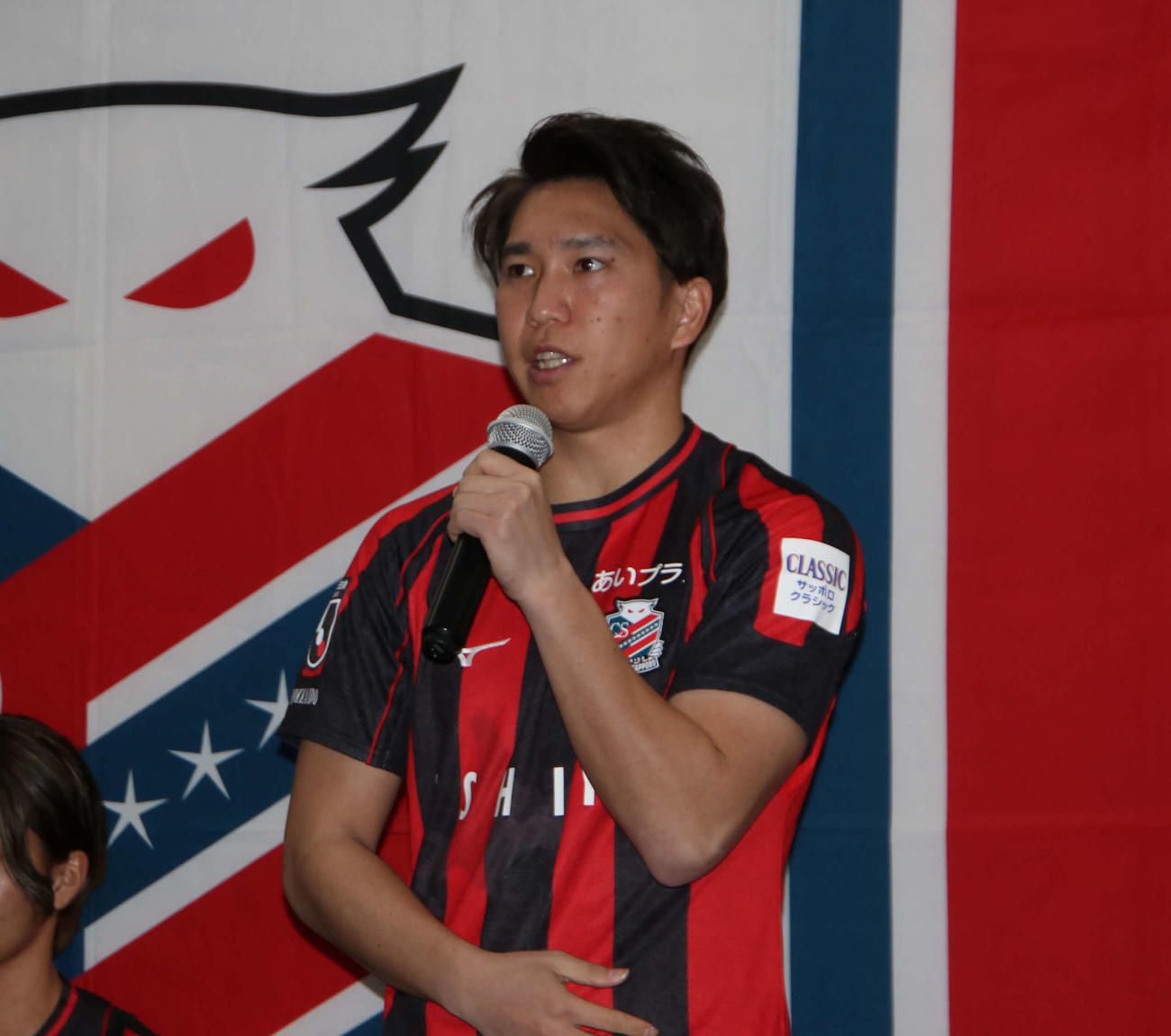 新加入会見であいさつする札幌MF浅野（撮影・山崎純一）