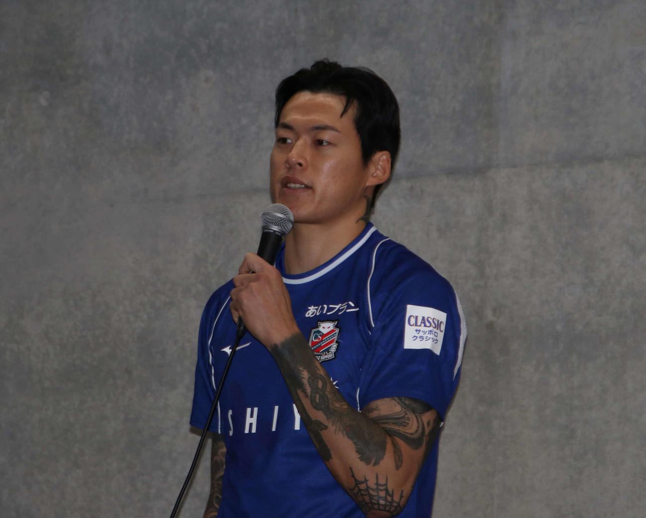新加入会見であいさつする札幌GKク・ソンユン（撮影・山崎純一）