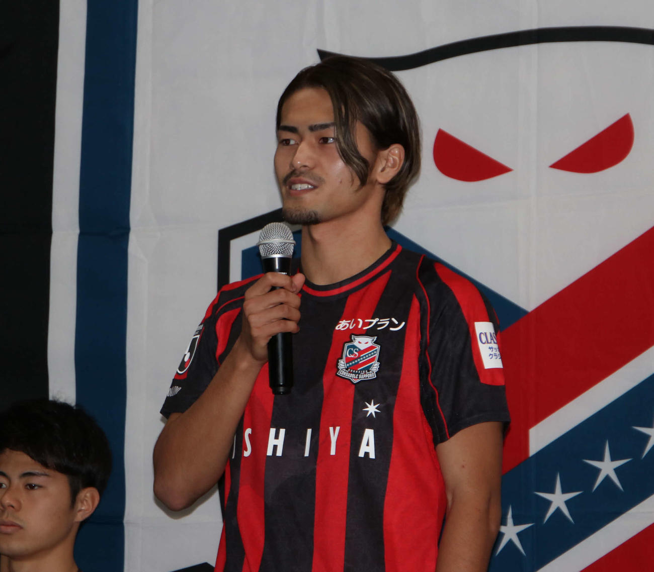 新加入会見であいさつする札幌DF馬場（撮影・山崎純一）