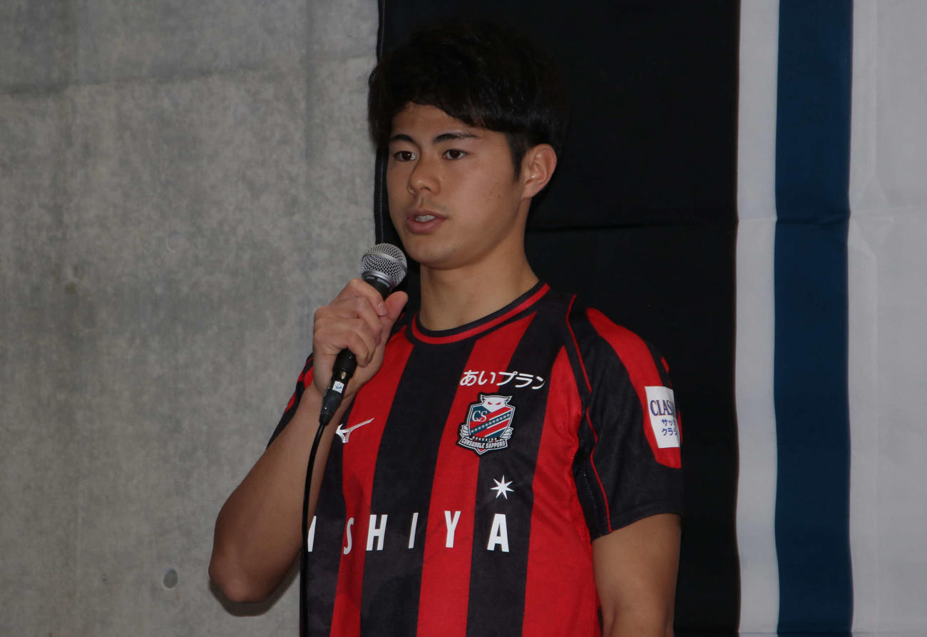 新加入会見であいさつする札幌FW大森（撮影・山崎純一）