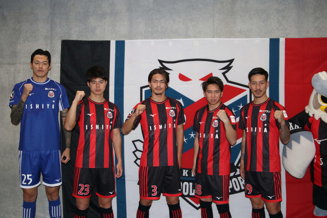 新加入会見に出席しガッツポーズする札幌の5選手。左からGKク・ソンユン、FW大森、DF馬場、MF浅野、MF小林（撮影・山崎純一）