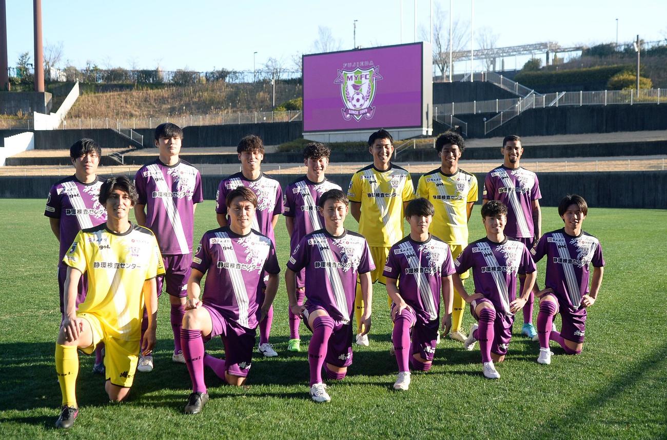 藤枝の新加入選手。前列左から岡西、山田、新井、魚里、平尾。後列左から小関、工藤、徳永、矢村、上田、北村、アンデルソン