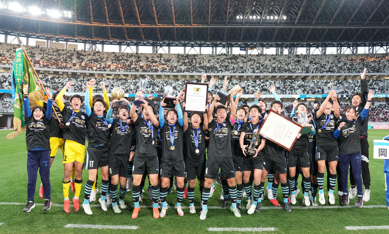 岡山学芸館対東山　岡山県勢として初の優勝を果たし歓喜する岡山学芸館イレブン（撮影・横山健太）