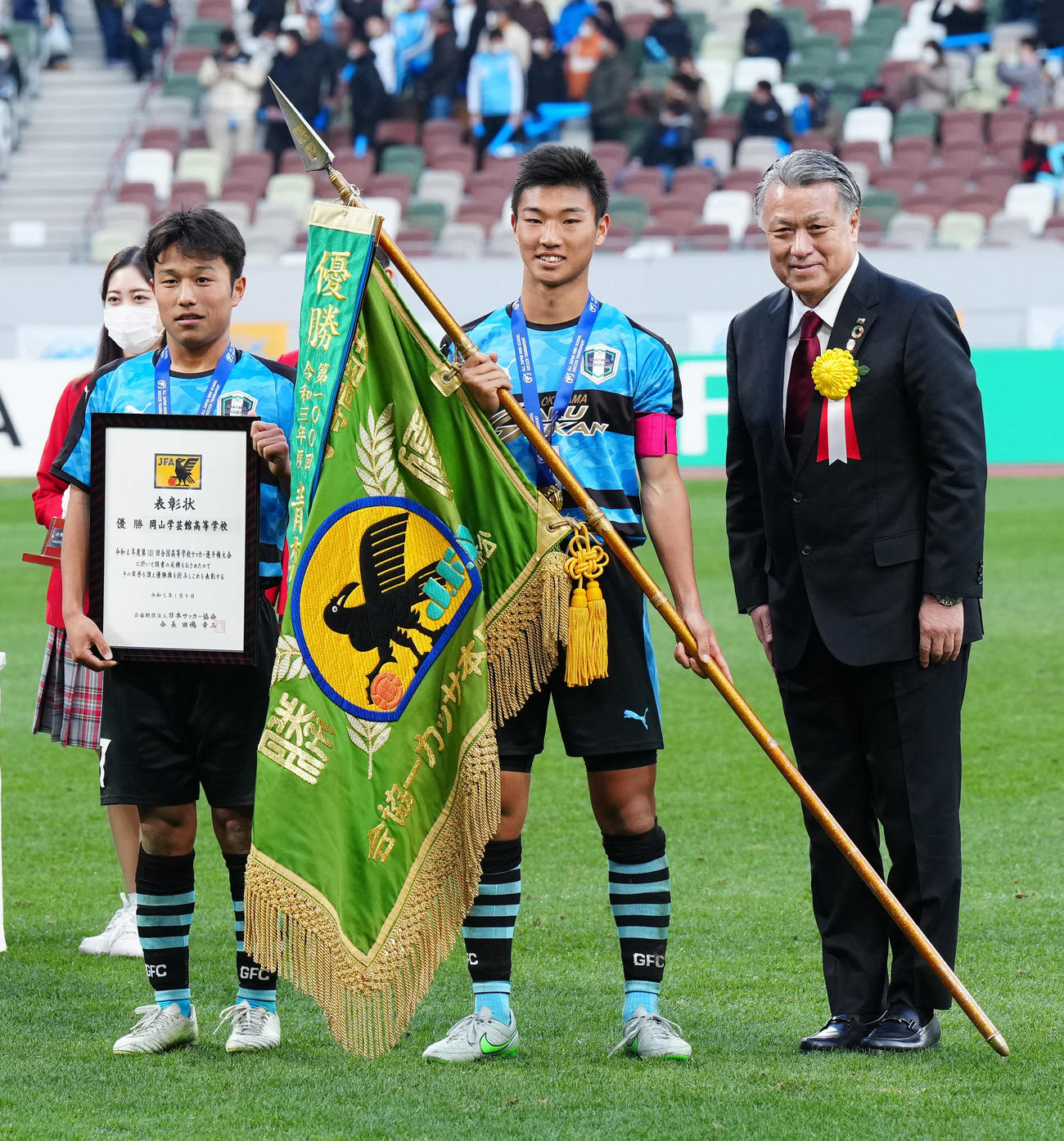 岡山学芸館対東山　表彰式で日本サッカー協会田嶋会長（右）と写真に納まる岡山学芸館・井上（中央）と木村匡（撮影・江口和貴）