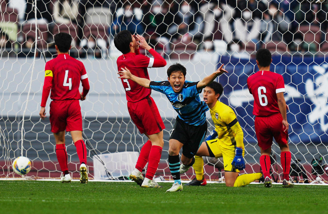 岡山学芸館対東山　後半、ヘディングで勝ち越しゴールを決め、歓喜する岡山学芸館・木村匡（中央）（撮影・江口和貴）
