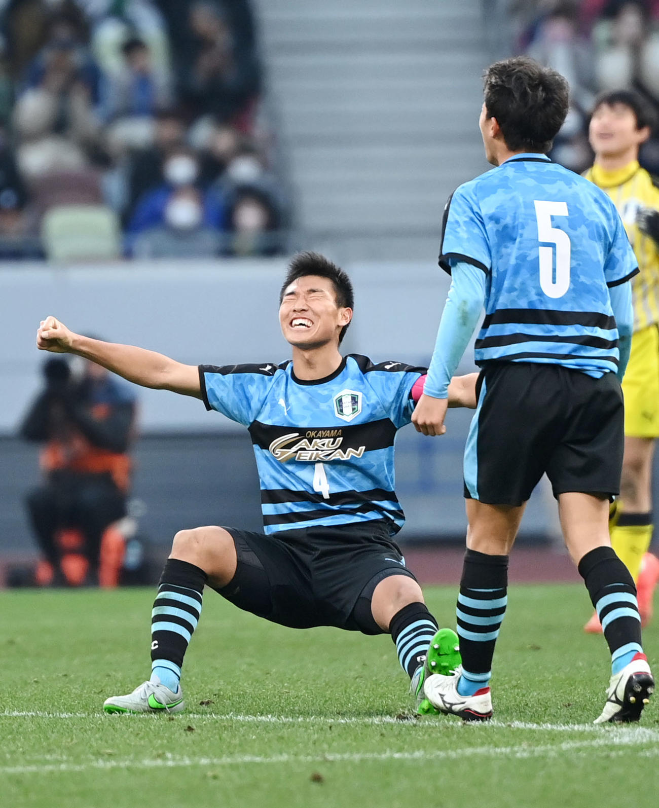 岡山学芸館対東山　優勝を果たしピッチへ倒れ込む岡山学芸館・井上（撮影・横山健太）