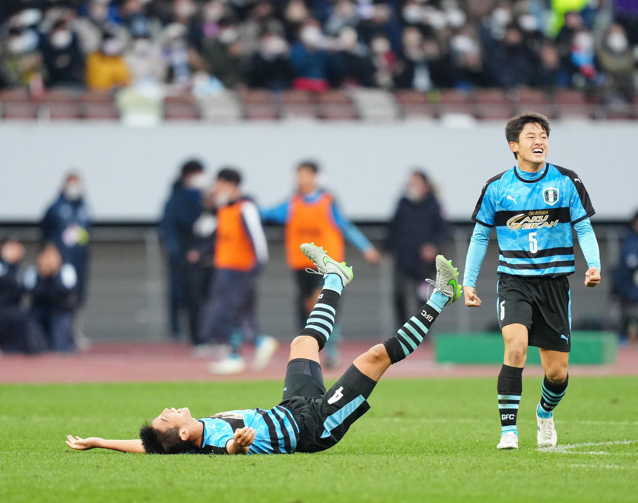 岡山学芸館対東山　優勝を決め、歓喜する岡山学芸館・井上（左）。右は中尾（撮影・江口和貴）