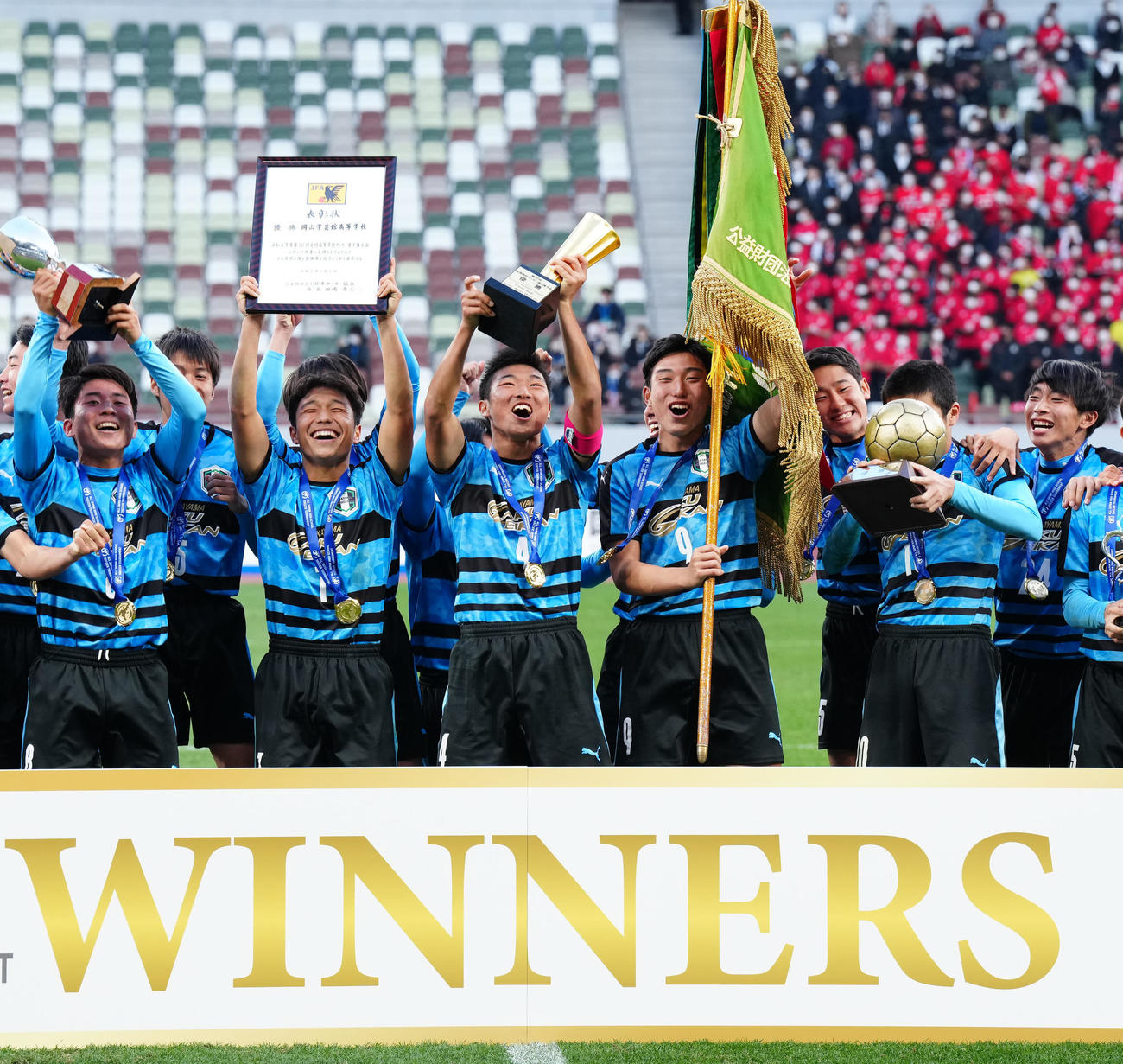 岡山学芸館対東山　初優勝で歓喜する井上（手前左から3人目）ら岡山学芸館の選手たち（撮影・江口和貴）