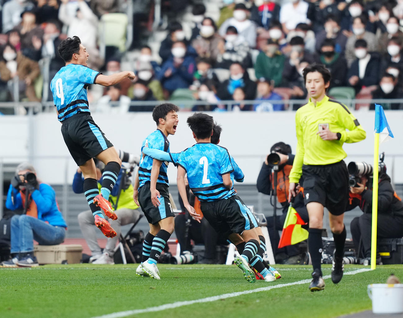 岡山学芸館対東山　後半、ヘディングで勝ち越しゴールを決め、喜ぶ岡山学芸館・木村匡（左から2人目）（撮影・江口和貴）