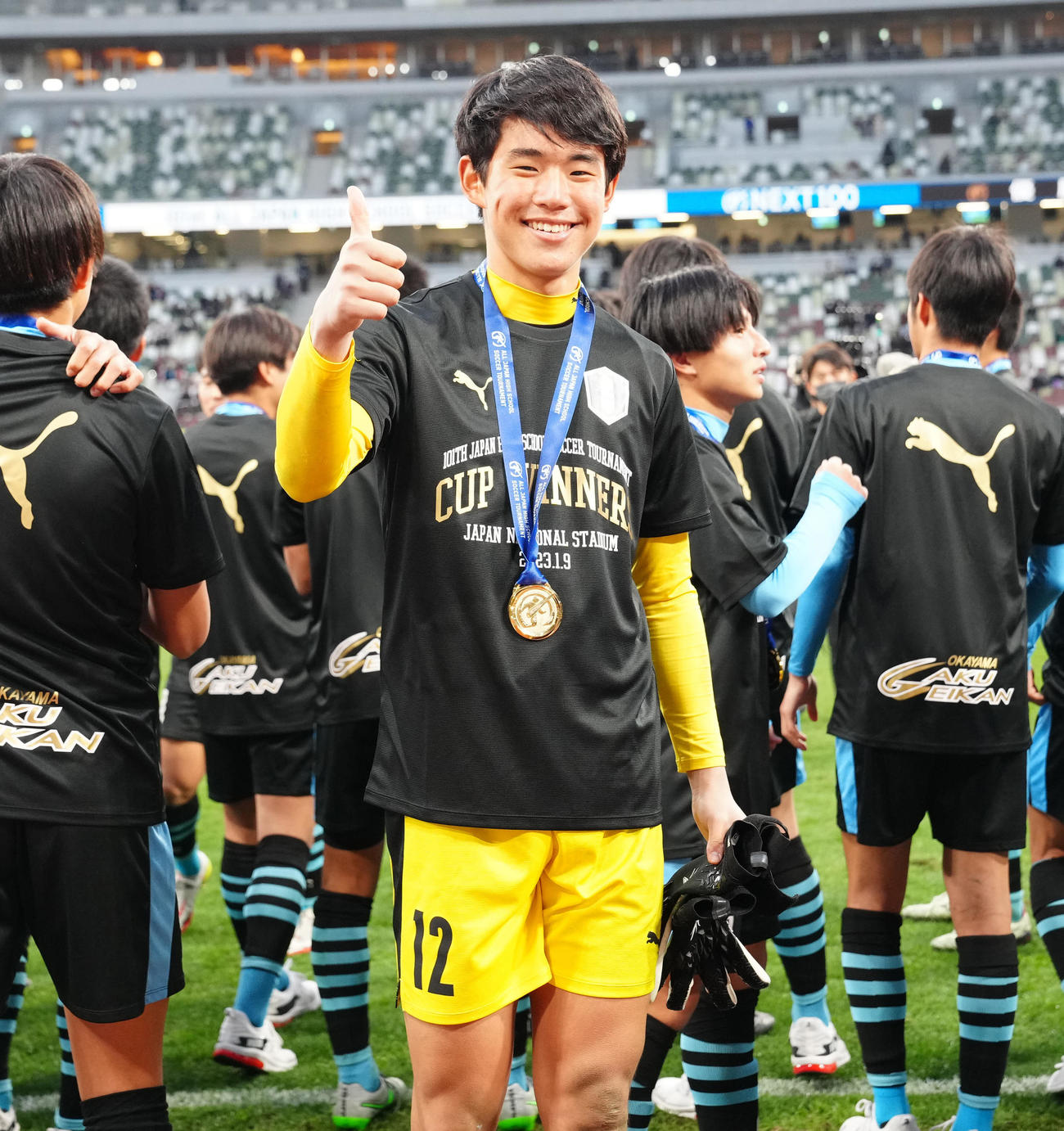 岡山学芸館対東山　優勝を決め、サムズアップで笑顔を見せる岡山学芸館GK平塚（撮影・江口和貴）