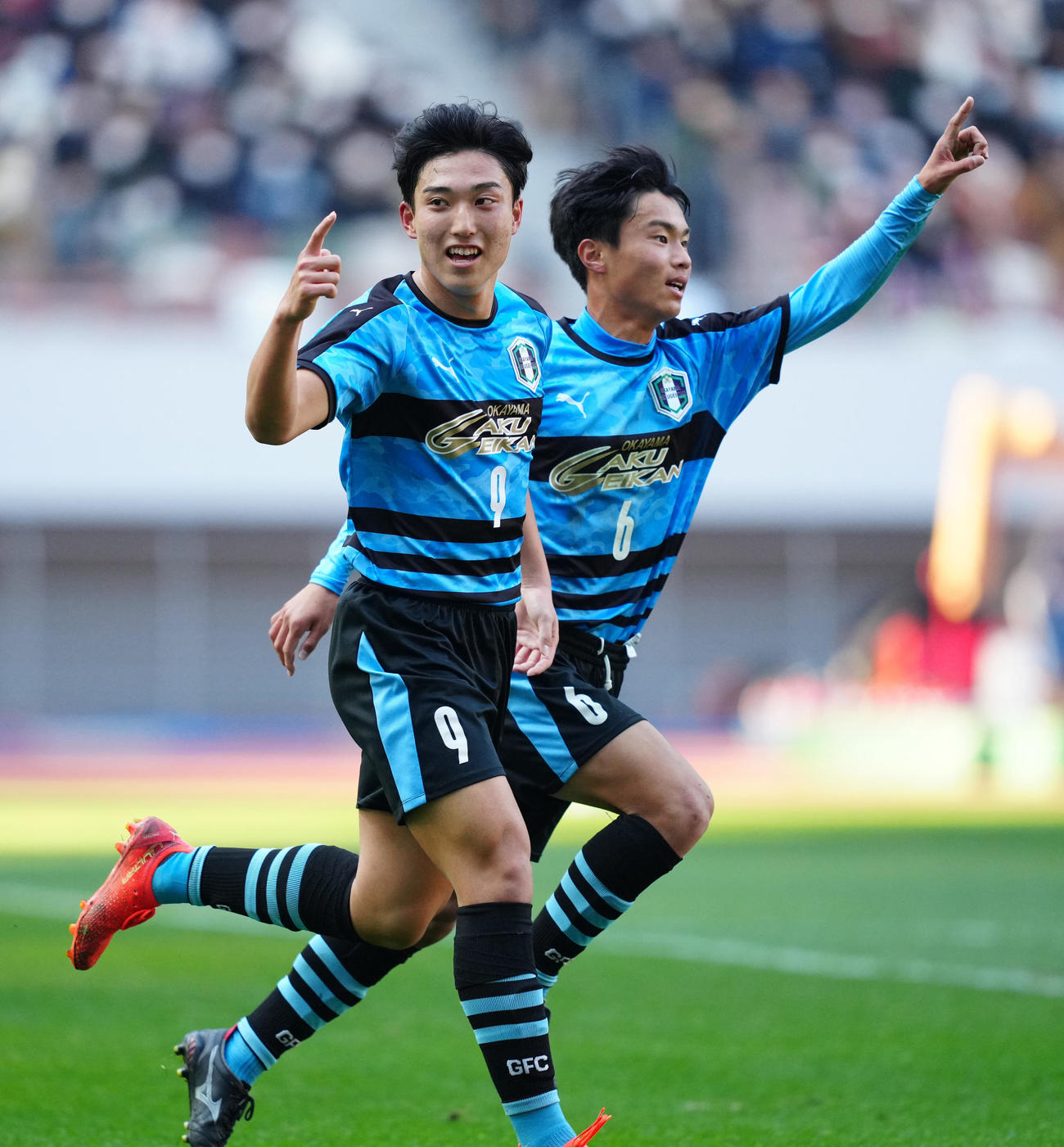 岡山学芸館対東山　前半、相手のオウンゴールで先制し、喜ぶ岡山学芸館・今井（左）と田口裕（撮影・江口和貴）