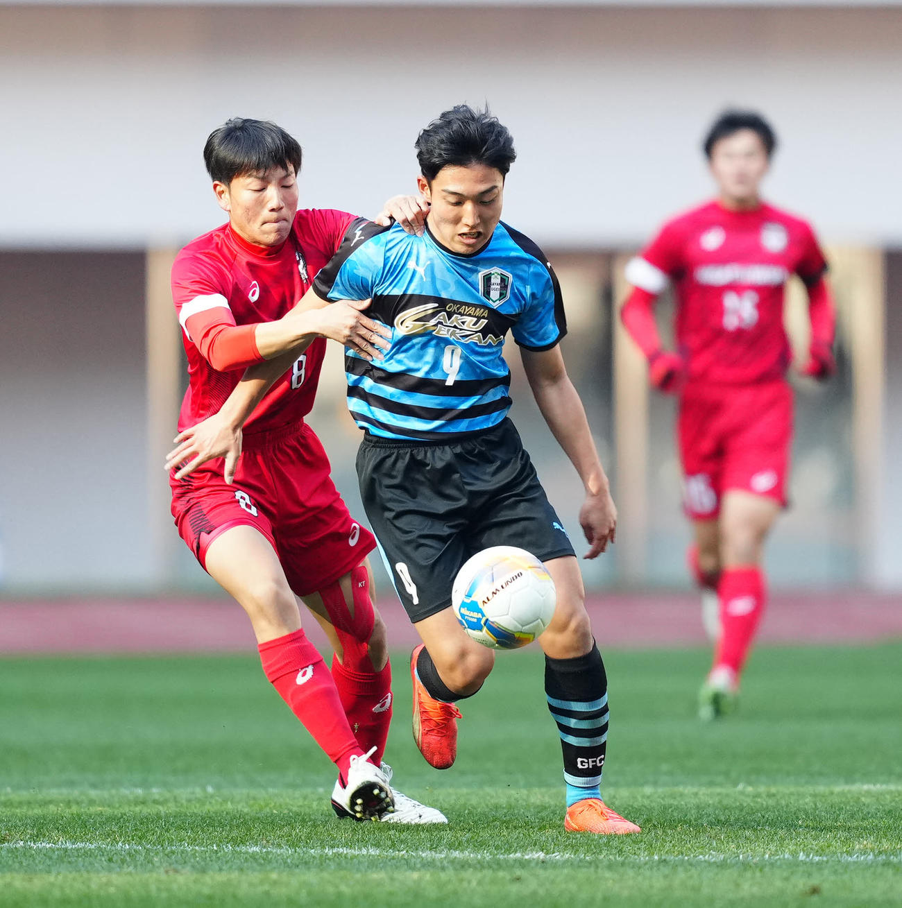 岡山学芸館対東山　前半、ボールをキープする岡山学芸館・今井（右）。左は東山・松橋（撮影・江口和貴）