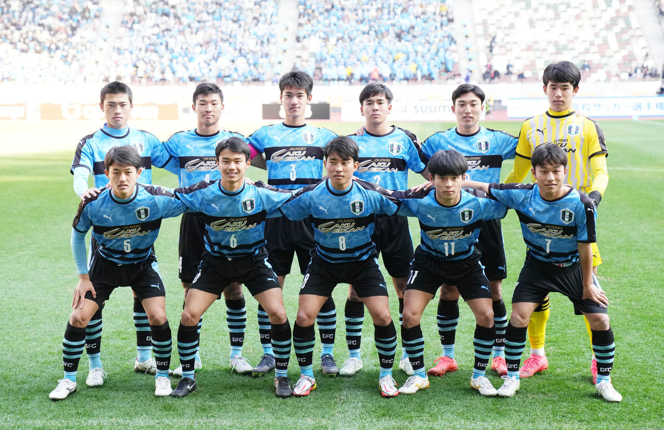 岡山学芸館対東山　整列する岡山学芸館イレブン（撮影・横山健太）