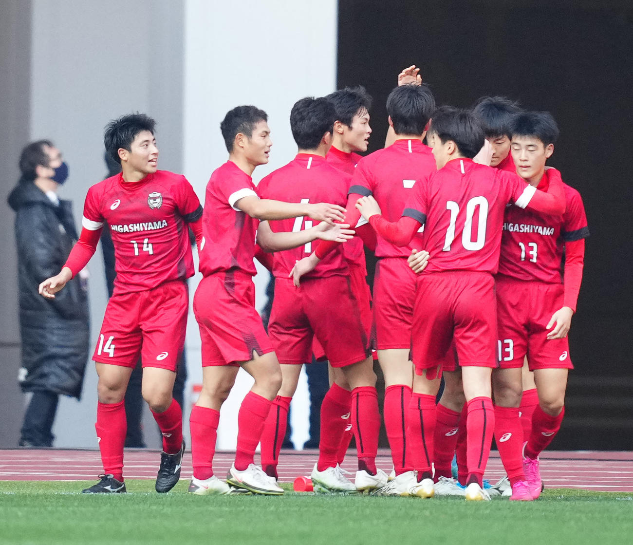 岡山学芸館対東山　前半、同点ゴールを決めた真田を祝福する東山の選手たち（撮影・江口和貴）