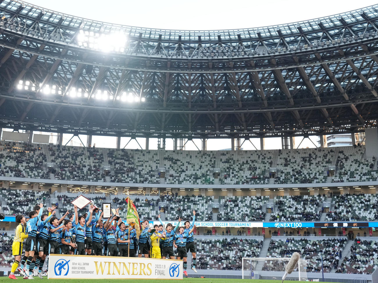 岡山学芸館対東山　岡山県勢として初優勝を果たし歓喜する岡山学芸館の選手たち（撮影・横山健太）
