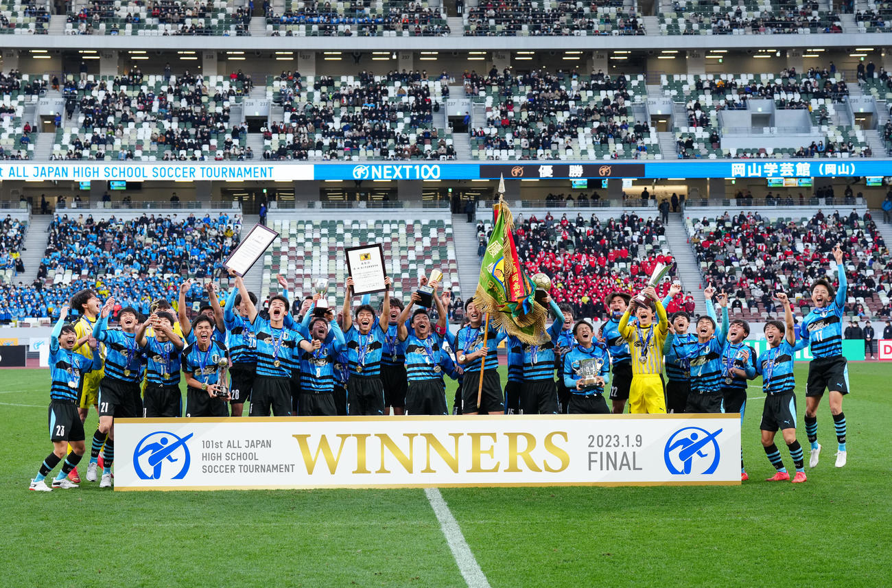 岡山学芸館対東山　初優勝で歓喜する岡山学芸館の選手たち（撮影・江口和貴）