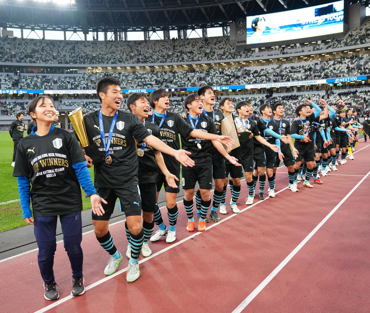 岡山学芸館対東山　試合後、応援席のチームメートと優勝を喜ぶ岡山学芸館の選手たち。左から2人目は井上（撮影・江口和貴）
