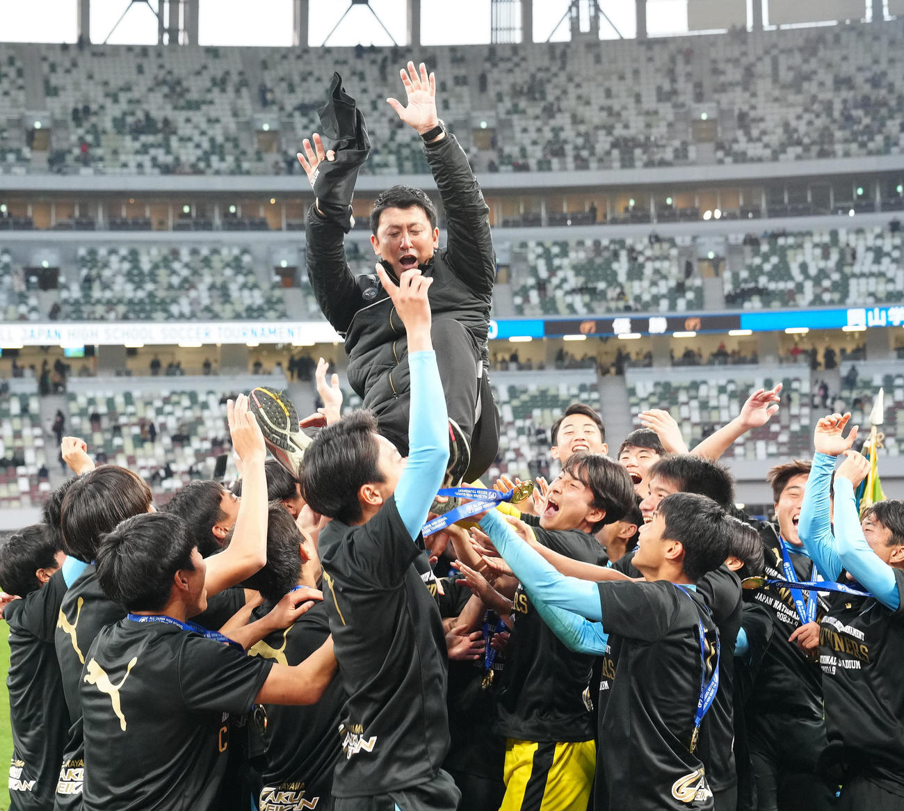 岡山学芸館対東山　初優勝で選手たちに胴上げされる岡山学芸館・高原監督（撮影・江口和貴）