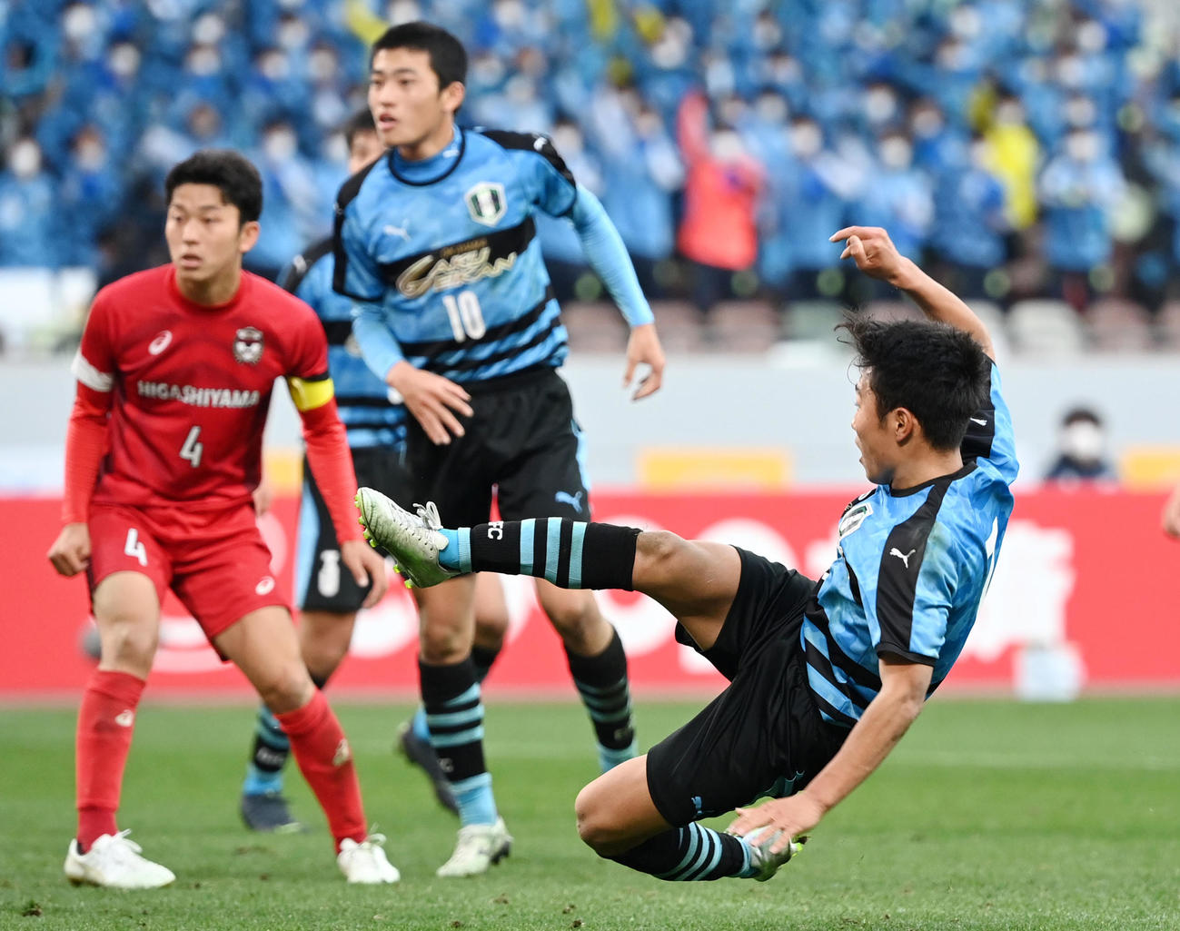 岡山学芸館対東山　後半、ゴールを決める岡山学芸館・木村（手前）（撮影・横山健太）