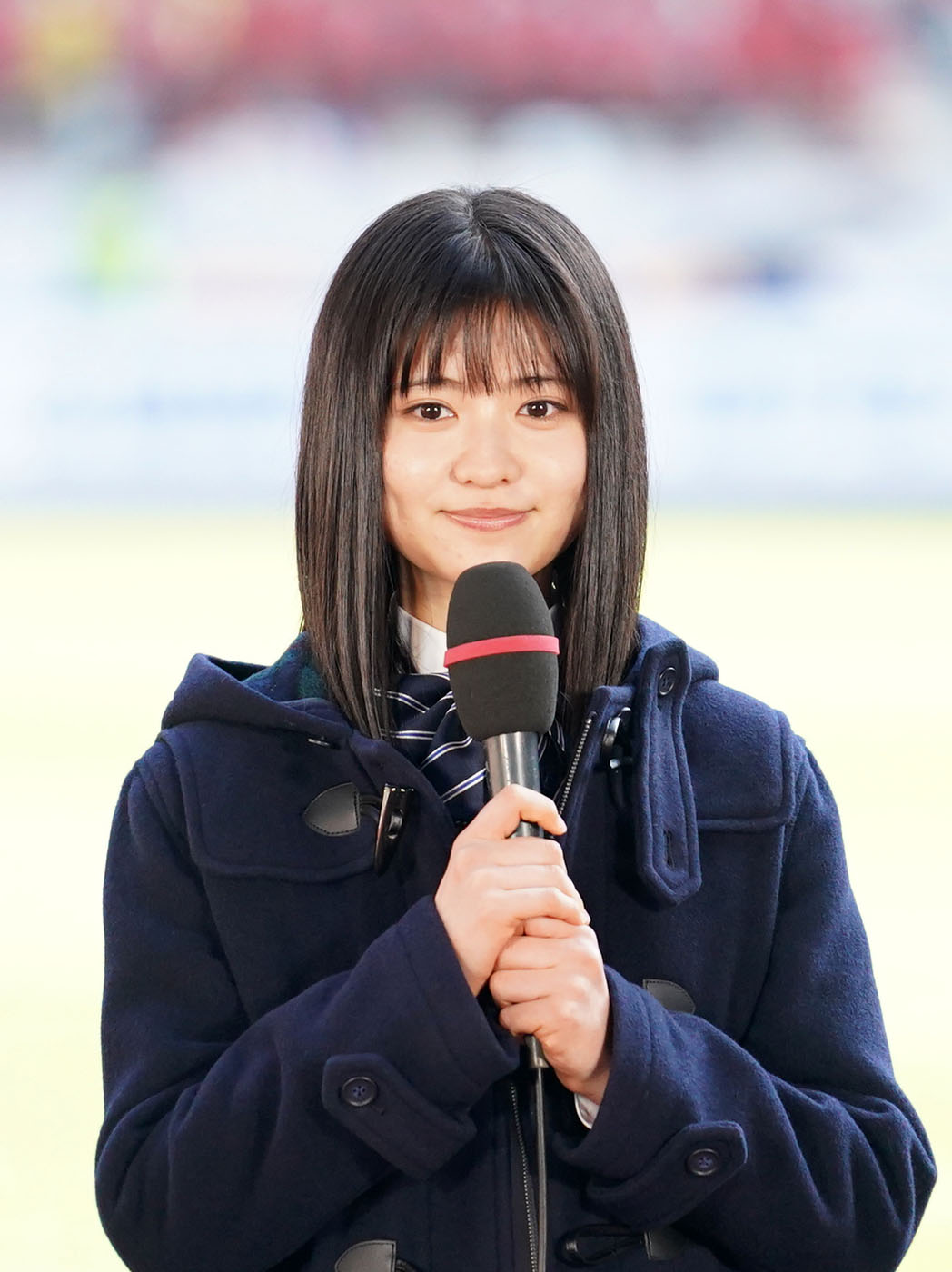 岡山学芸館対東山　試合前、リポーターを務める凛美（撮影・横山健太）