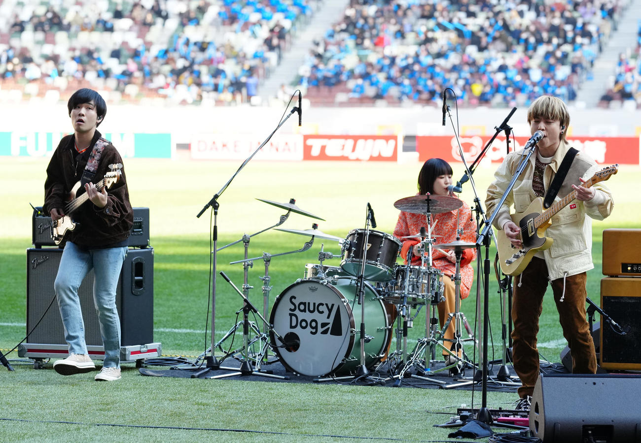 岡山学芸館対東山　試合前、ライブを行うSaucy Dog（撮影・江口和貴）