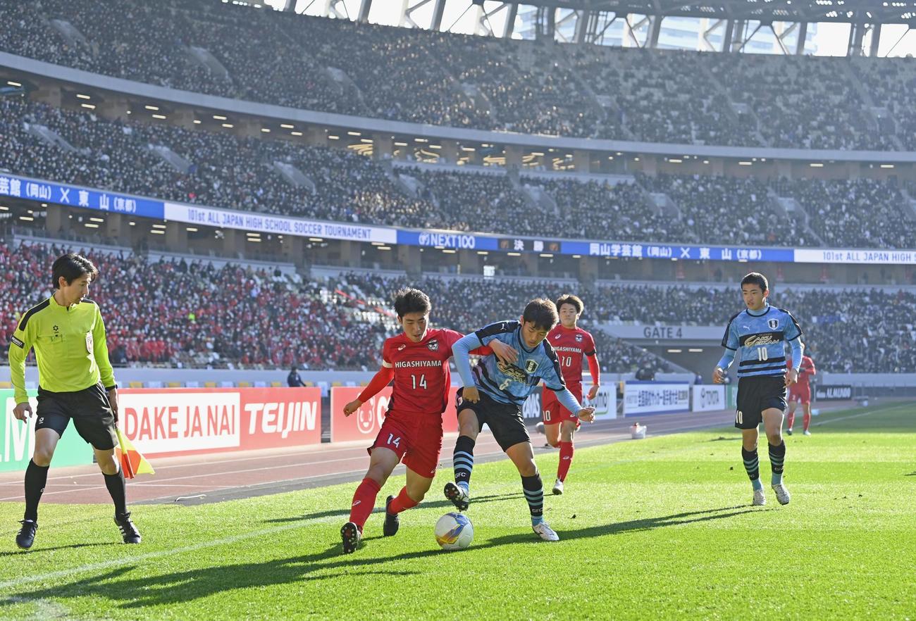 国立競技場で行われた第101回全国高校サッカー選手権の決勝。岡山学芸館が東山を下し、初優勝を果たした（共同）