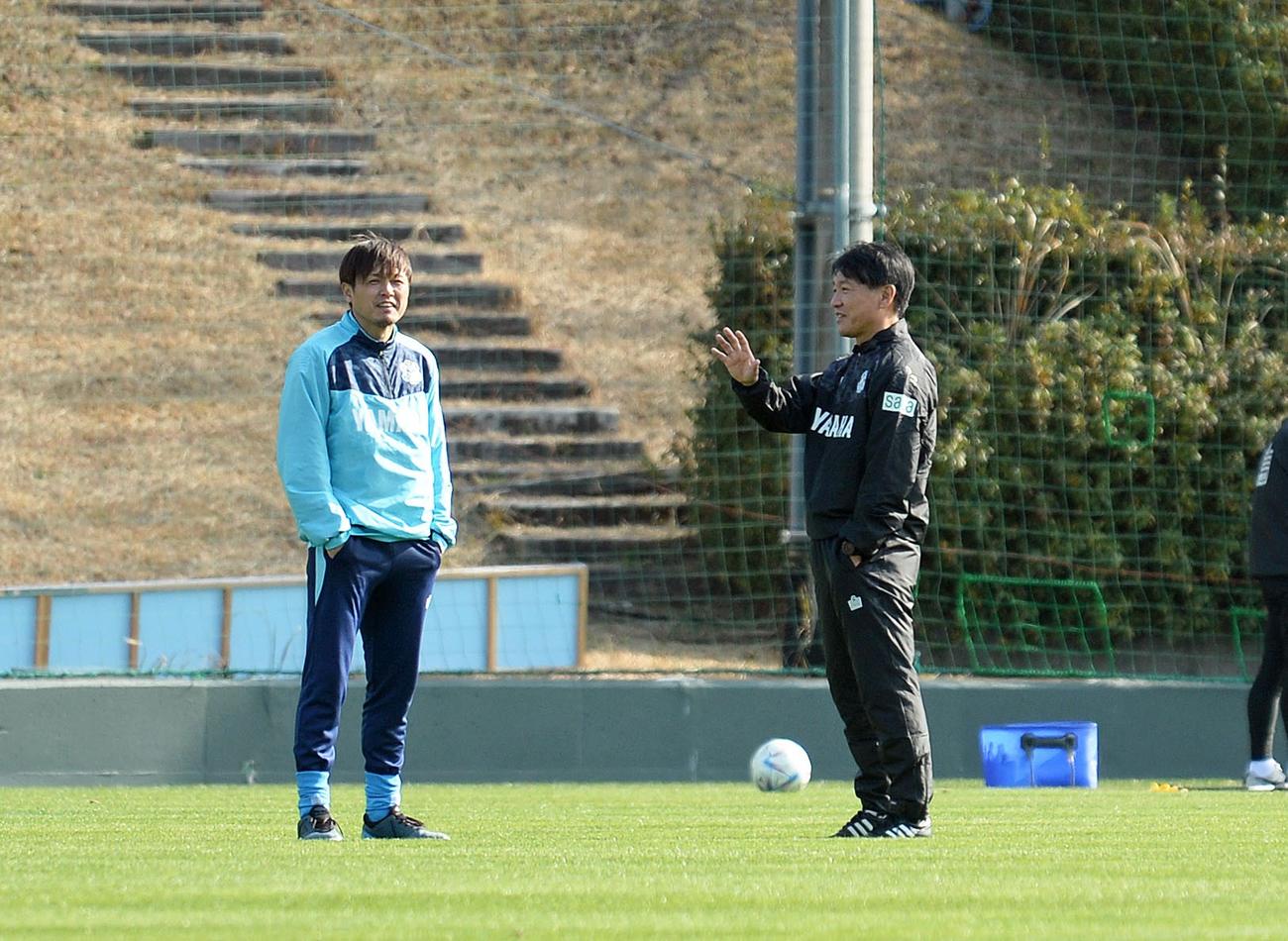 全体練習後に話し込む、磐田の横内監督（右）と遠藤