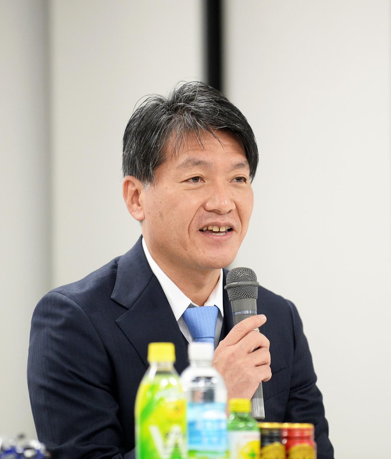 会見で抱負を語る磐田横内新監督