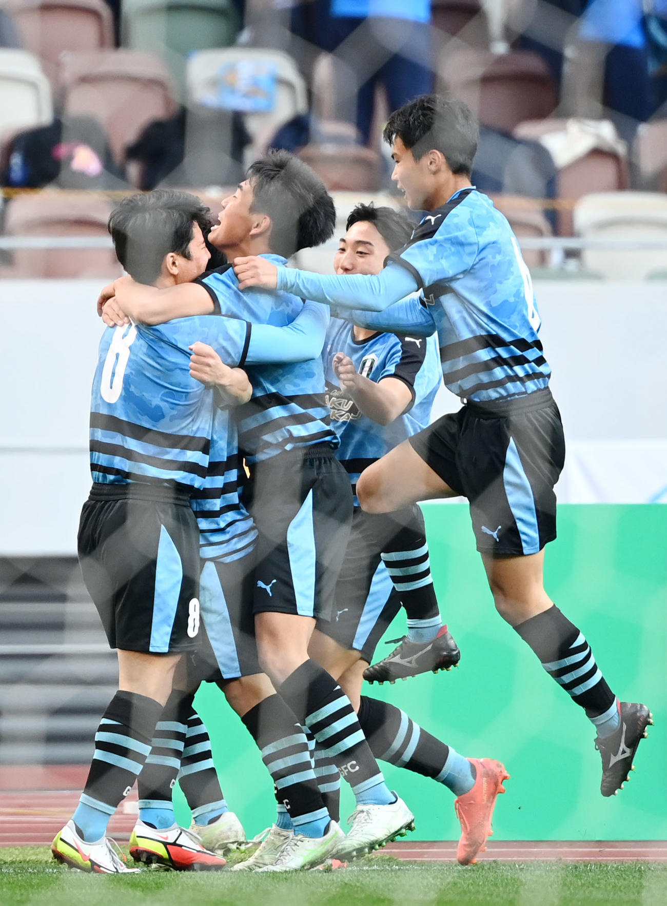 岡山学芸館対東山　後半、木村がゴールを決め歓喜する岡山学芸館イレブン（撮影・横山健太）