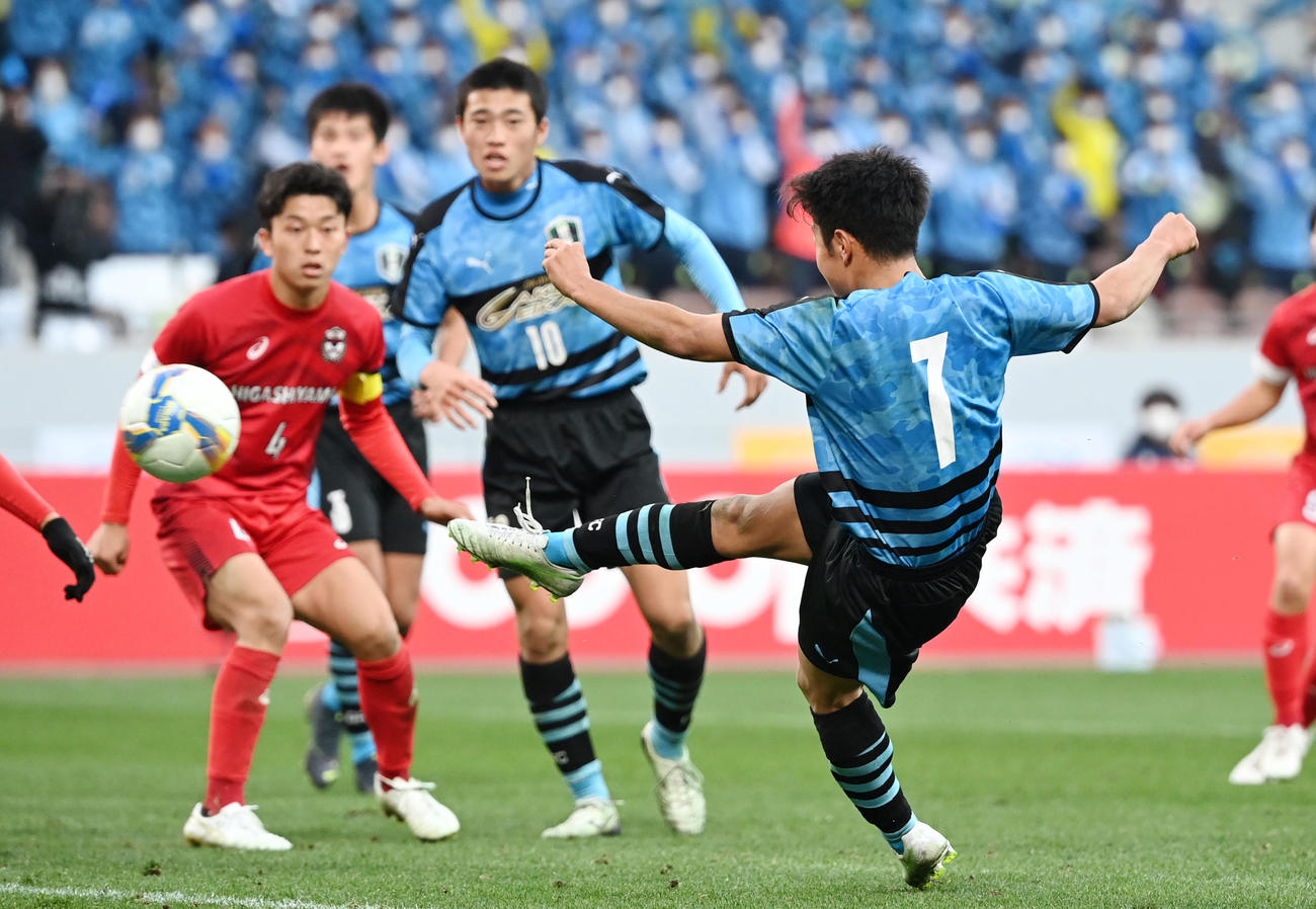 岡山学芸館対東山　後半、ゴールを決める岡山学芸館・木村（手前）（撮影・横山健太）