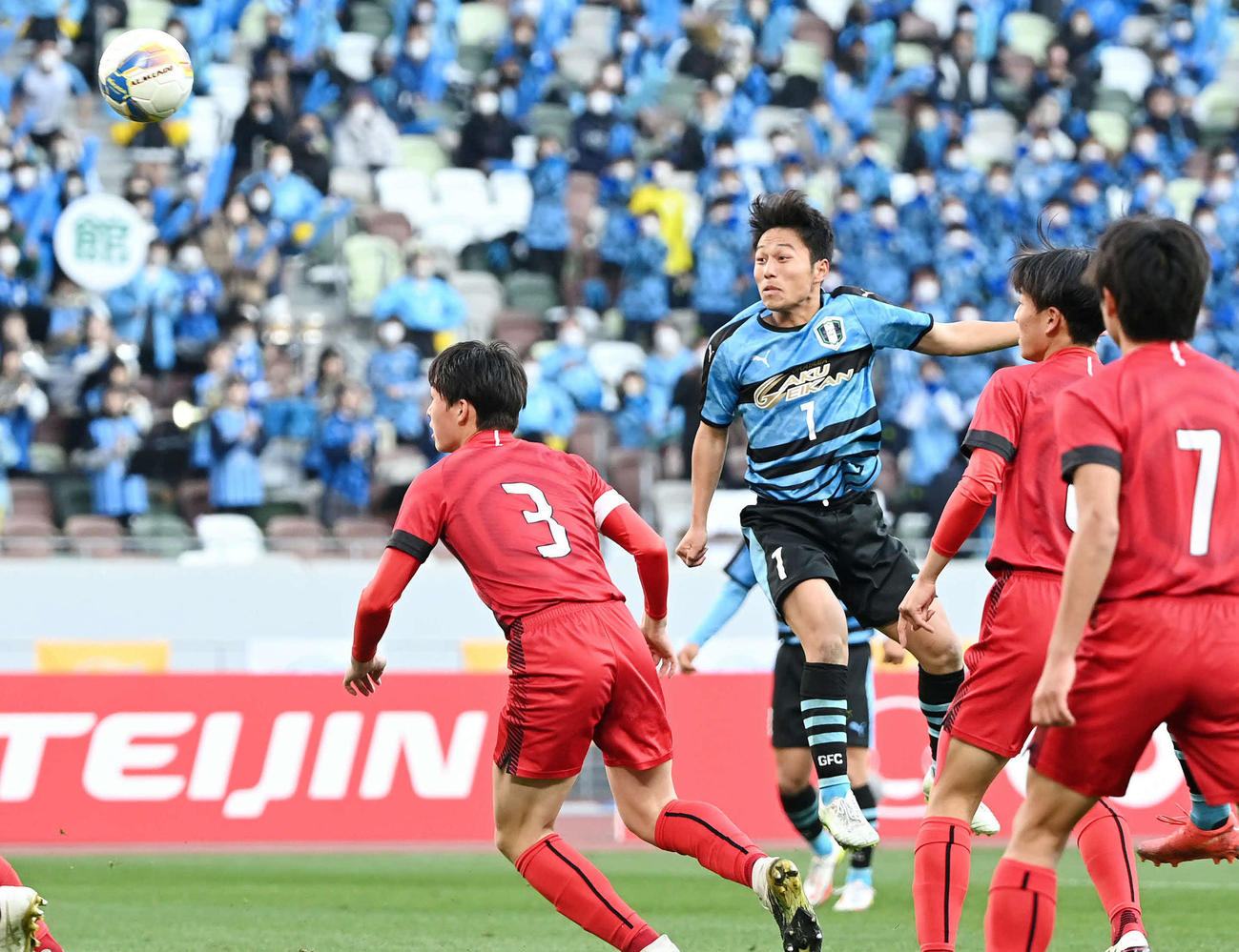 岡山学芸館対東山　後半、ゴールを決める岡山学芸館・木村（左から2人目）（撮影・横山健太）